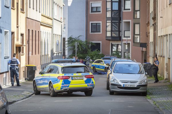 In der Mühlenstraße in Saarbrücken ist am Samstag eine Leiche gefunden worden. Foto: BeckerBredel