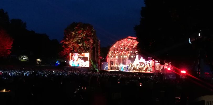 Rund 3.200 Zuschauer:innen besuchten das Konzert "Klassik am See" in Losheim. Foto: SOL.DE