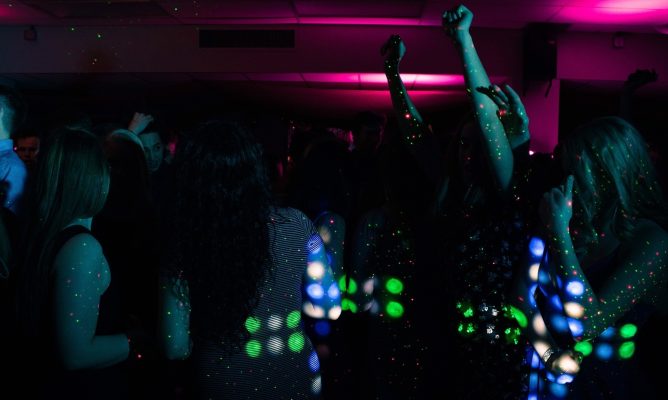 Ab Freitag dürfen Clubs und Diskotheken im Saarland wieder öffnen. Symbolfoto: Pixabay