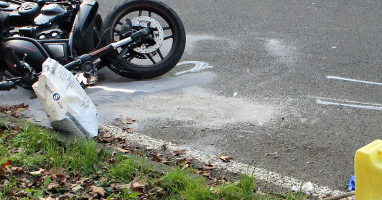 Es kam zu einem Zusammenstoß zwischen einem Motorrad und einem Pkw. Symbolfoto: Presseportal/Polizei Mettmann