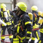 In Völklingen-Wehrden kam es zu einem Großeinsatz der Feuerwehr wegen eines brennenden Mehrfamilienhauses. Symbolfoto: picture alliance/dpa | Boris Roessler