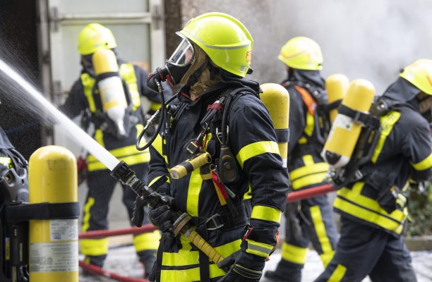 In Völklingen-Wehrden kam es zu einem Großeinsatz der Feuerwehr wegen eines brennenden Mehrfamilienhauses. Symbolfoto: picture alliance/dpa | Boris Roessler